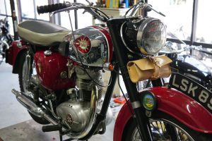 BSA C15のウインカー交換　ポジティブアースに翻弄される