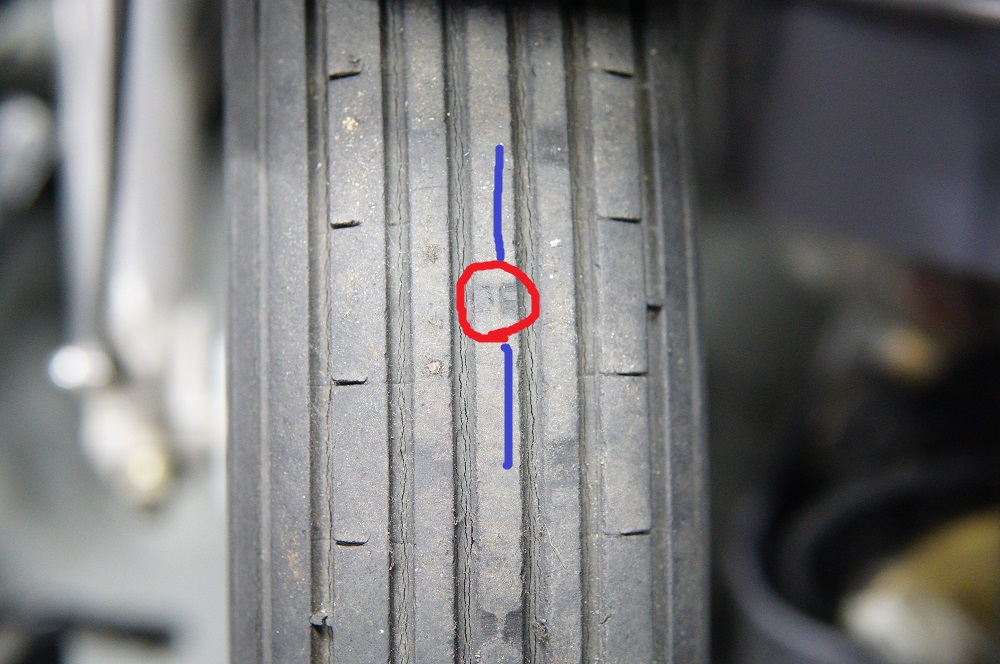 タイヤの交換時期は何点かのチェックポイントで判断します  ・まずは見た目。減り具合と亀裂の有無です
