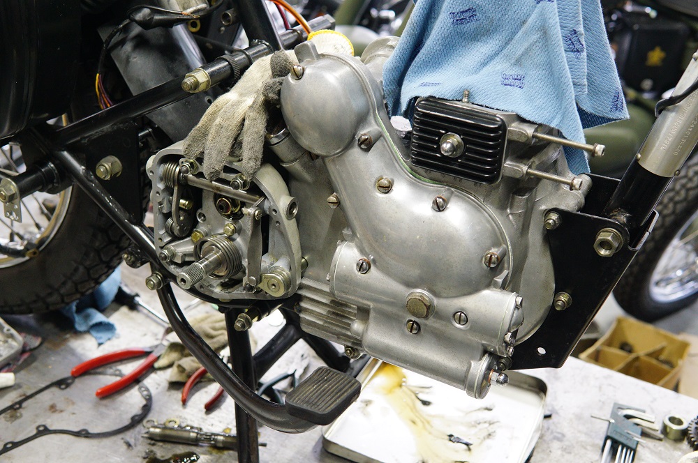 ロイヤルエンフィールド　旧型アイアンモデルのエンジンフルオーバーホール２