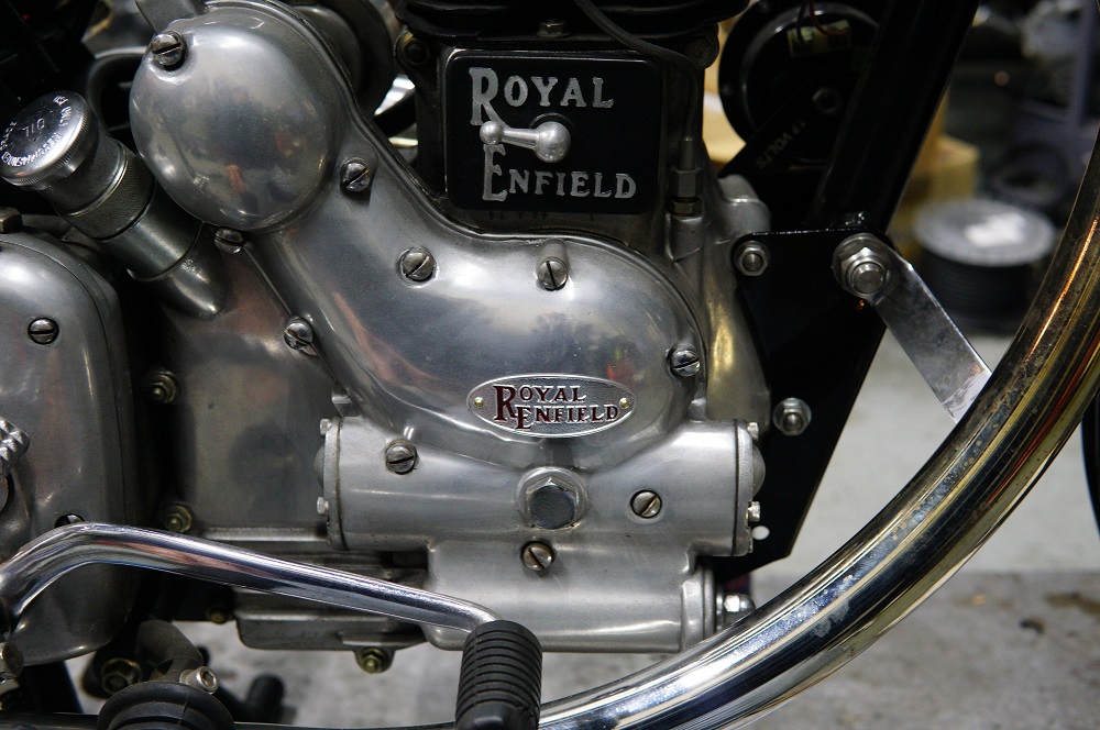 ロイヤルエンフィールドのエンジンにワンポイントオサレのエンブレム装着