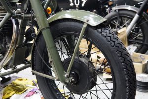 ビンテージバイクなら有りかな？真っ黒ホイール