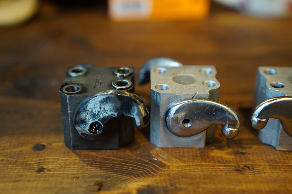 ロイヤルエンフィールド　ウインカーステー折れとアルミロッカー