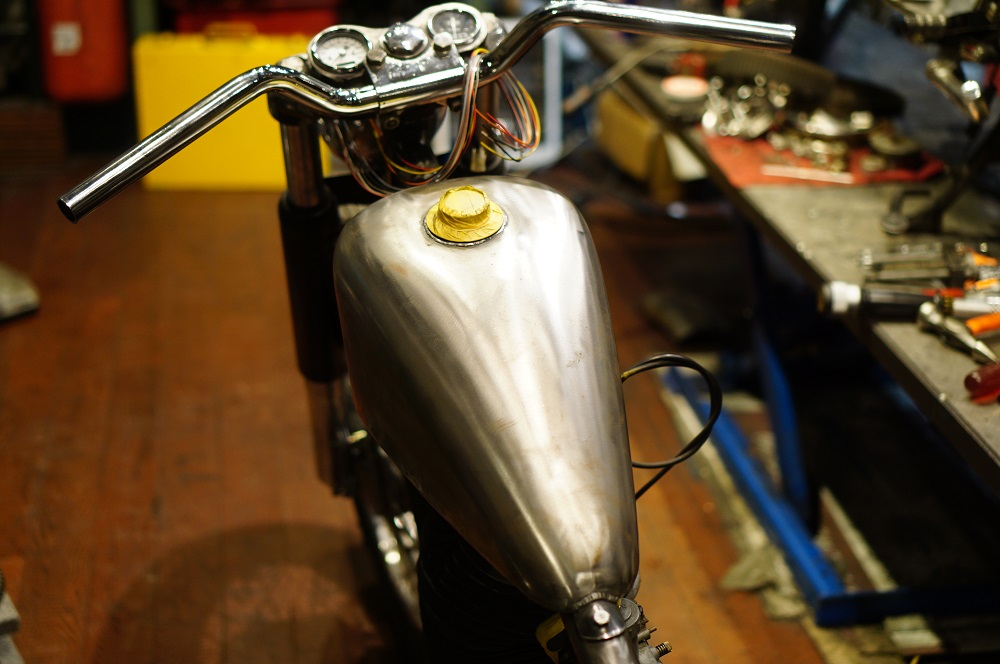 ロイヤルエンフィールド　チョッパー製作４　タンク加工