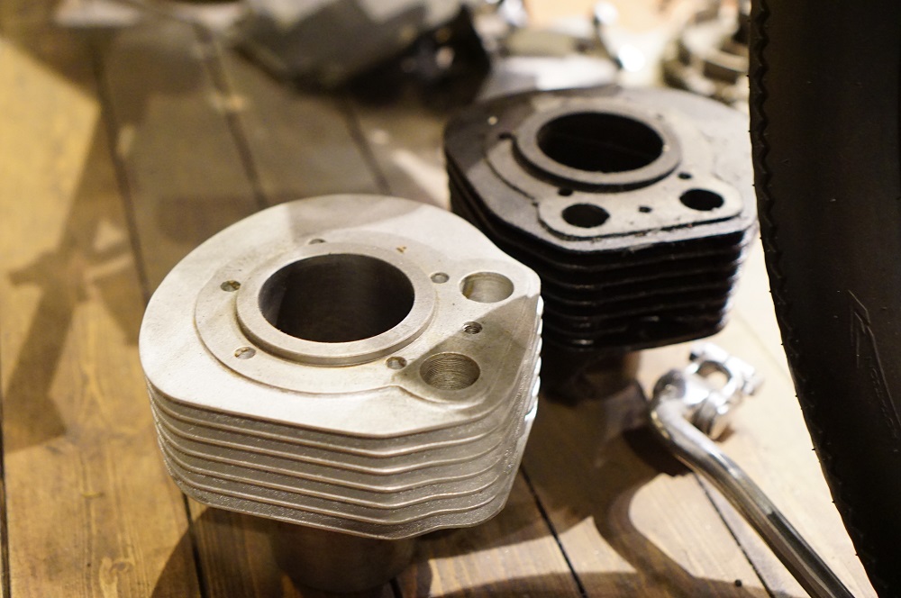 ロイヤルエンフィールド　アルミシリンダーと造形美