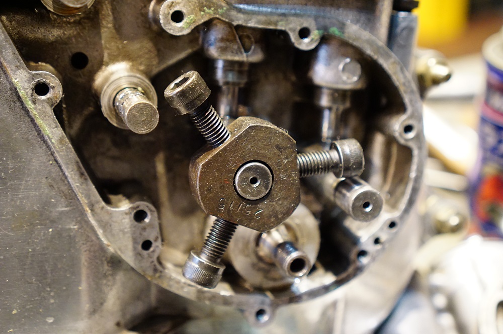 ロイヤルエンフィールド　調子の良いエンジン作りは難儀な作業です。