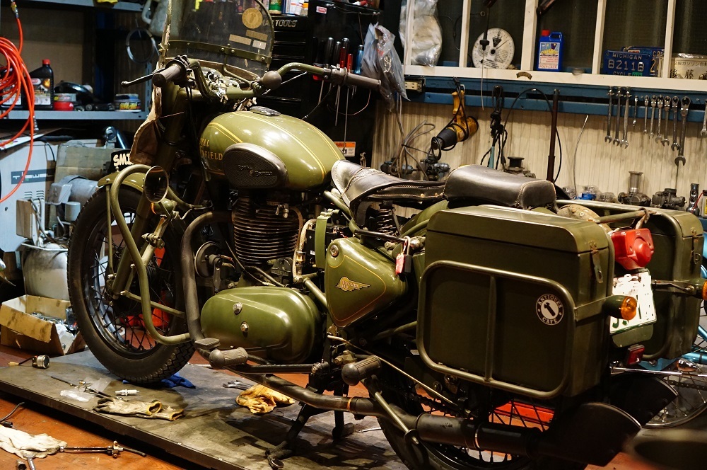 ロイヤルエンフィールド　アーミーの車検　アマルキャブ交換