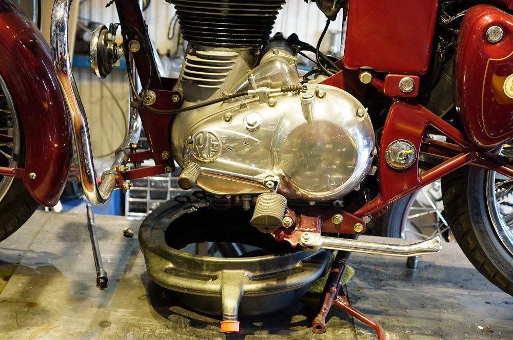 ロイヤルエンフィールド　クラシック３５０オイル交換と名刺新しくなりました