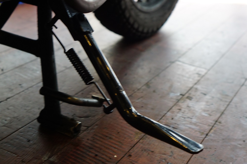 エンフィールドにサイドスタンドを取り付けて、明日の天気の話をする