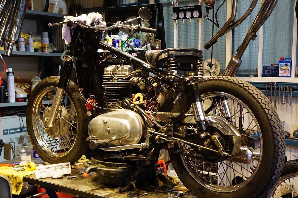 ロイヤルエンフィールド　アイアン中古車　整備中！