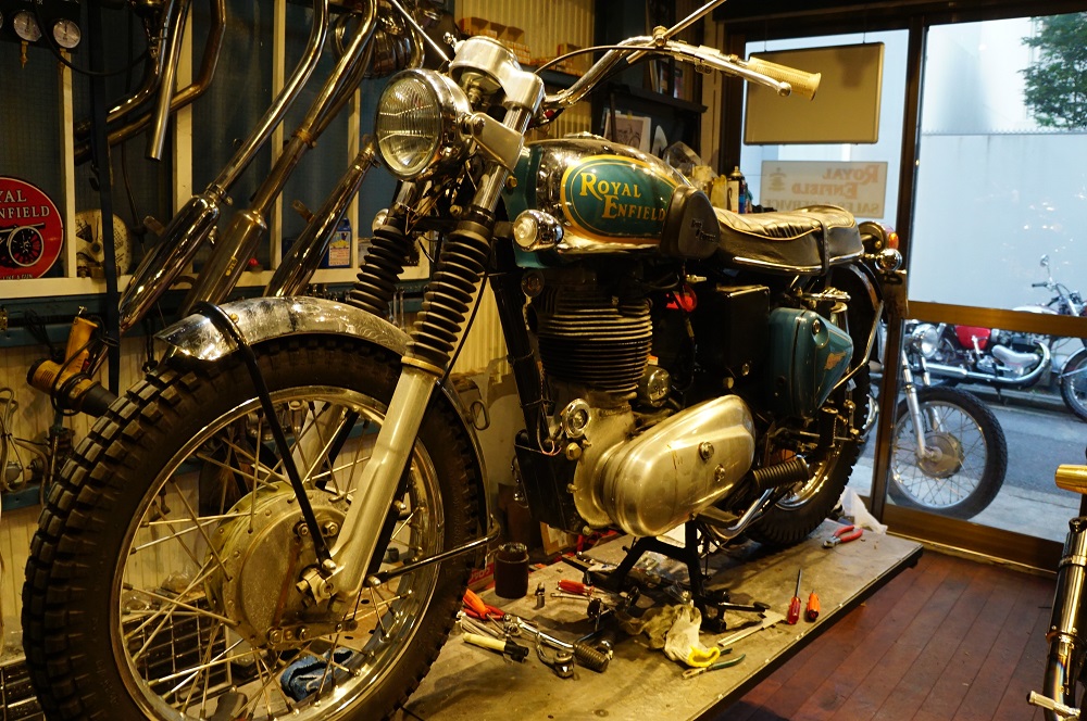 ロイヤルエンフィールド　車検整備中！