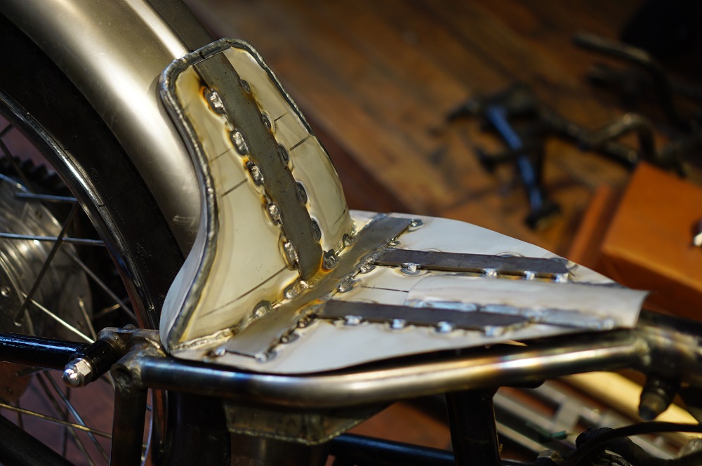 ロイヤルエンフィールド　カスタム７　シート製作