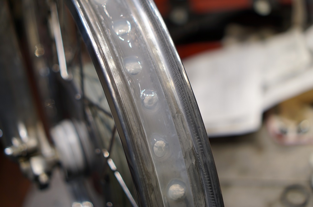 ロイヤルエンフィールド　チューブレス化