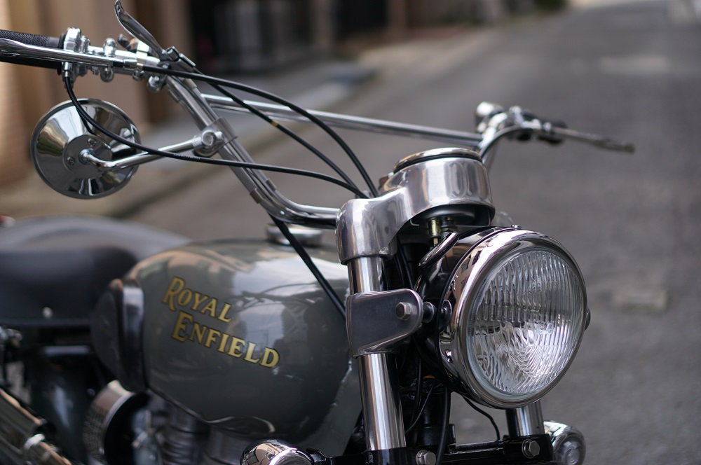 ロイヤルエンフィールドのカスタム　ヘッドライト交換で小顔に