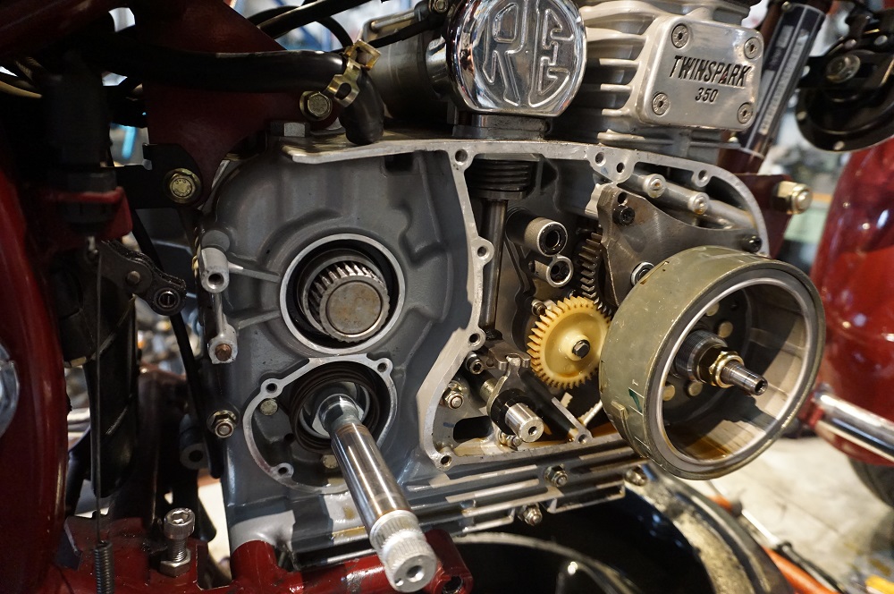 ロイヤルエンフィールド　クラシック　オイル漏れ修理