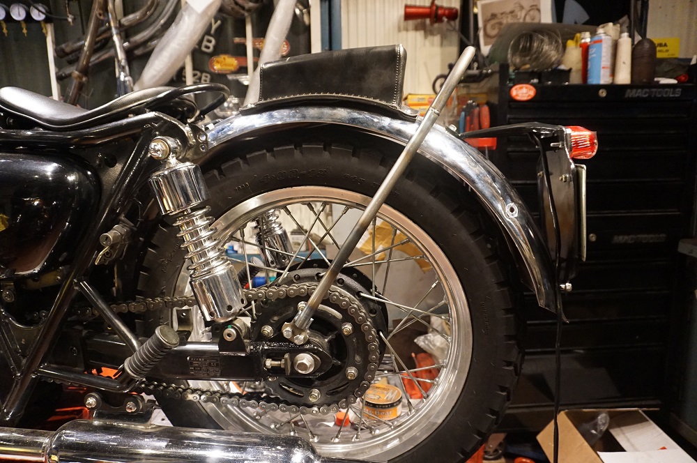 W650 リアフェンダーをスイングアームマウントに