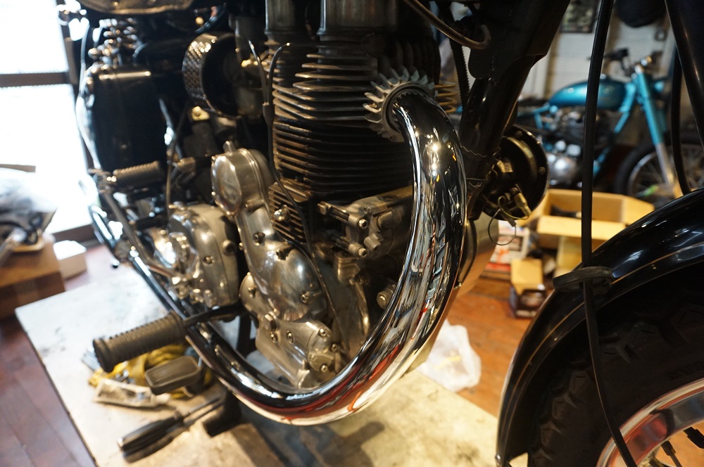 ロイヤルエンフィールドに美しいクロームメッキ