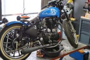 本日の作業　新旧ロイヤルエンフィールド