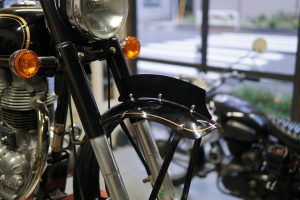 ロイヤルエンフィールド　フロントナンバープレート取り付け