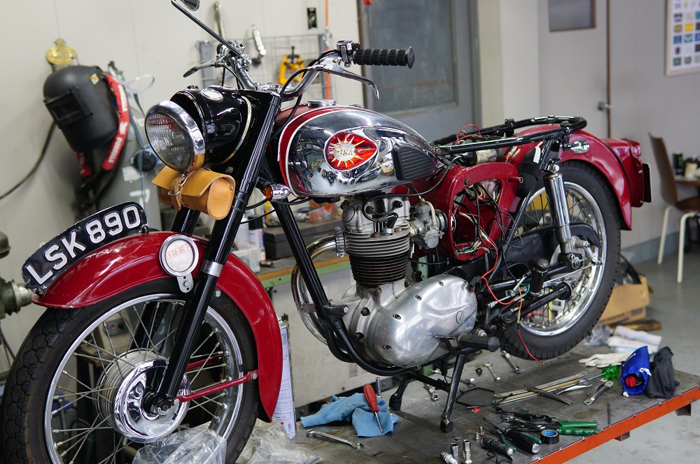 BSA C15 オイル漏れ修理のはずが電装修理に | 後藤屋モーターワークス