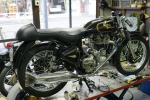 ロイヤルエンフィールドのカフェレーサー エイボンカウルでより本格志向へ