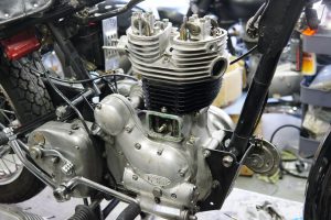ロイヤルエンフィールド　エンジン腰上を組み立てる