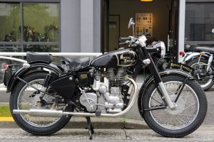 ロイヤルエンフィールド　ビンテージスタイルへカスタム