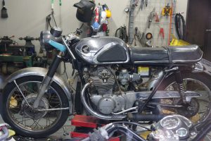 ホンダ CB250ドリームをカフェレーサースタイルへカスタム