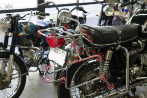 カワサキW3に、他車種用のキャリア＆ボックスを流用取り付け