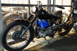 トライアンフ別体６T　エンジン組立が終わってアップマフラー付けたり、また分解したり