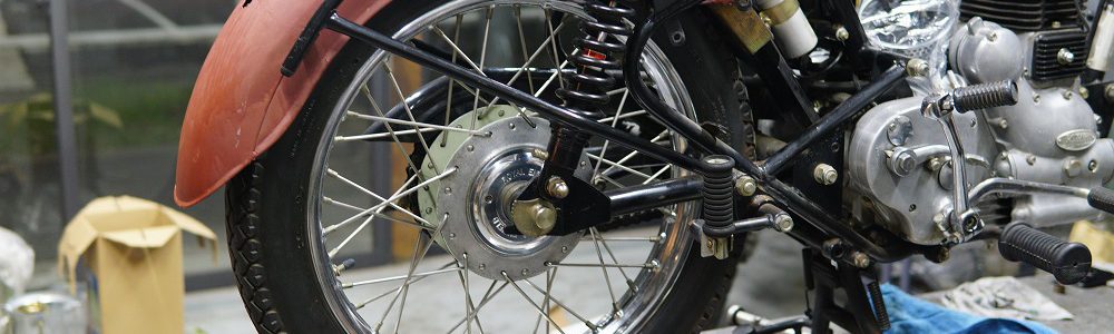 ロイヤルエンフィールドをビンテージスタイルへカスタム　リアまわりの作業