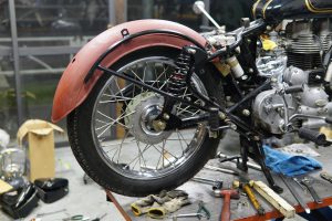ロイヤルエンフィールドをビンテージスタイルへカスタム　リアまわりの作業