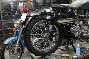 ロイヤルエンフィールドのカスタム　片ハブホイール後輪編