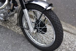 ロイヤルエンフィールドのカスタム　片ハブホイール前輪編