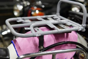 ロイヤルエンフィールドの電装修理と、パカっと開く便利キャリア取り付け