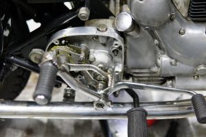 ロイヤルエンフィールドのミッション調整と、フロントナンバープレート&ワイヤー切れ