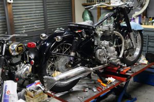 ロイヤルエンフィールドをビンテージスタイルへフルカスタム　整備しつつ組み上げてます