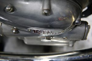ロイヤルエンフィールドのエンジンにワンポイントオサレのエンブレム装着