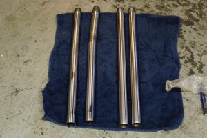 ロイヤルエンフィールドのフロントフォーク修理とフェンダーが付かない