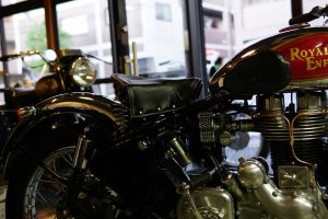 ロイヤルエンフィールドのサドルシートをカッコ良く取り付けたい