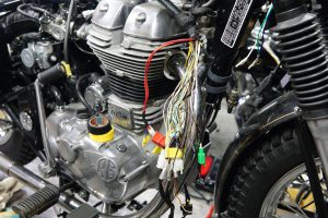 ロイヤルエンフィールド　カスタム車の配線整理