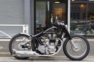 ロイヤルエンフィールドのチョッパー　お色直し