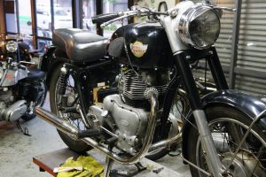 ロイヤルエンフィールド　メテオマイナーとクラシック500の修理