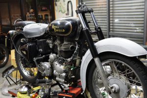 ロイヤルエンフィールドのカスタム　初期型スタイルフェンダー&スチールトップヨーク取付け