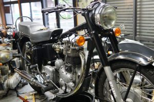 ロイヤルエンフィールドアイアンBULLETのエンジン腰上を定期点検