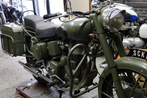 フロントフォーク、ぐにゃり このバイクはここがぐにゃりしてくれるおかげで、フレームが生き残る事が多いです フレーム曲がると修理代跳ね上がります