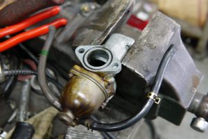 アマルキャブレターの歪みによるスロットルが戻らない症状