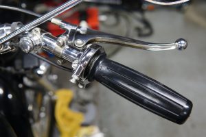 ロイヤルエンフィールドにアマル製グリップラバー取付け