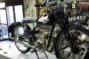 かわいいロイヤルエンフィールド FLYING FLEAの修理