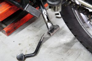 センタースタンド折れちゃった修理