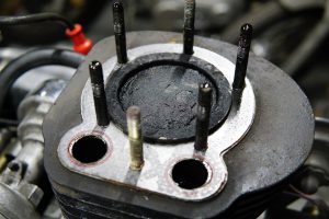 ロイヤルエンフィールド カーボンが溜まりすぎてバルブに噛んじゃって圧縮抜けの修理